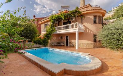 Vista exterior de Casa o xalet en venda en Motril amb Aire condicionat, Terrassa i Piscina