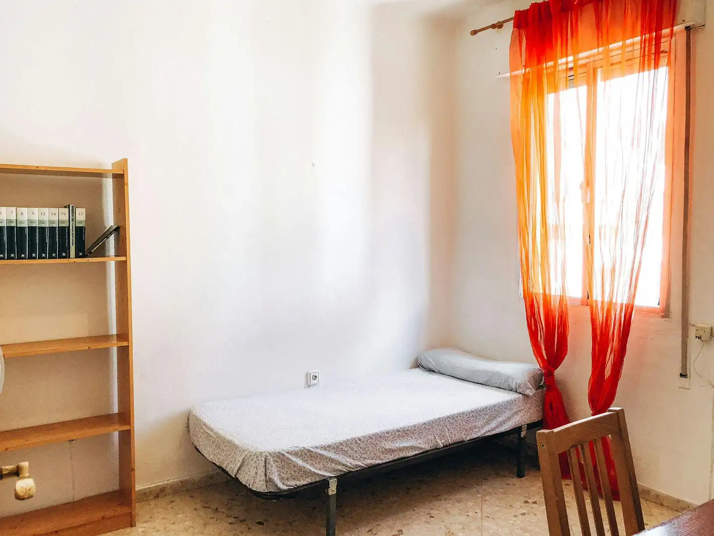 Schlafzimmer von Wohnung zur untervermieten in Sevilla mit Möbliert, Waschmaschine und Fernseher