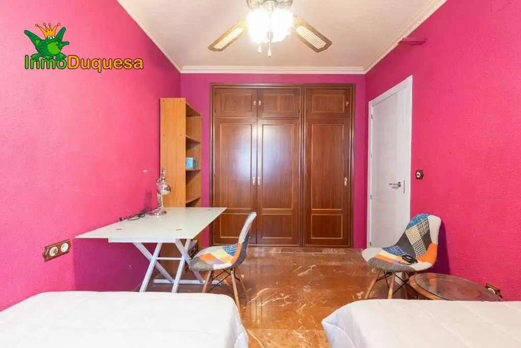 Habitación de Casa adosada en venta en Granada con Aire acondicionado, Calefacción y Jardín privado
