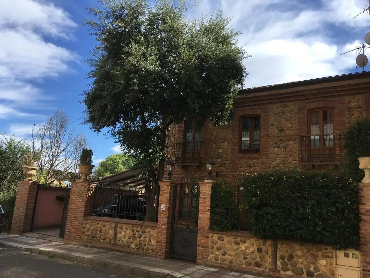 Vista exterior de Casa adosada en venda en San Andrés del Rabanedo amb Aire condicionat, Calefacció i Jardí privat