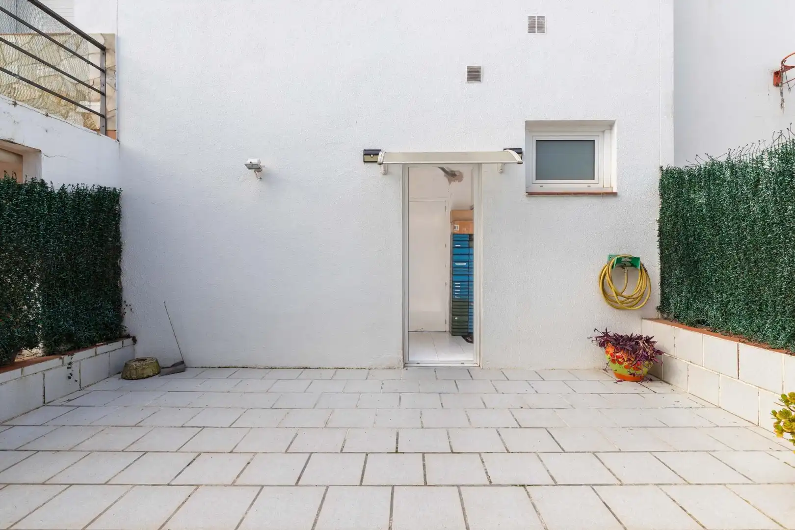 Außenansicht von Einfamilien-Reihenhaus zum Verkauf in Santa Perpètua de Mogoda mit Klimaanlage, Heizung und Abstellraum
