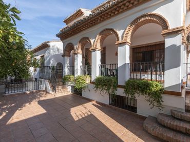 Casa amb piscina en venda a Láchar