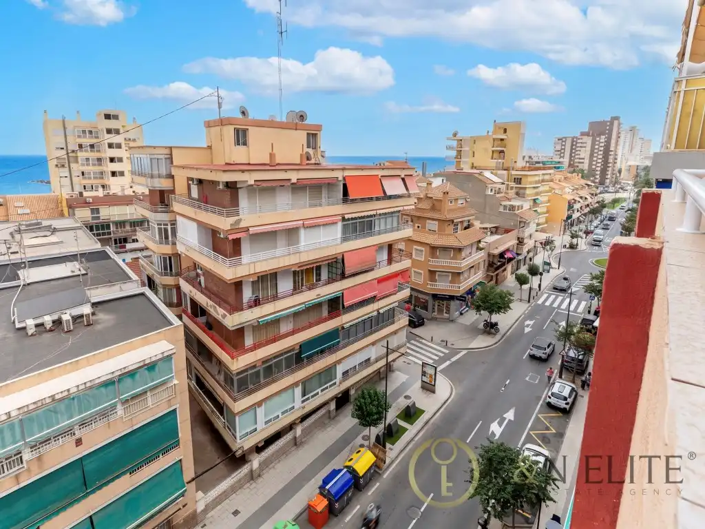 Vista exterior de Àtic en venda en El Campello amb Jardí privat, Terrassa i Piscina