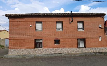 Vista exterior de Casa adosada en venda en Villabraz amb Terrassa