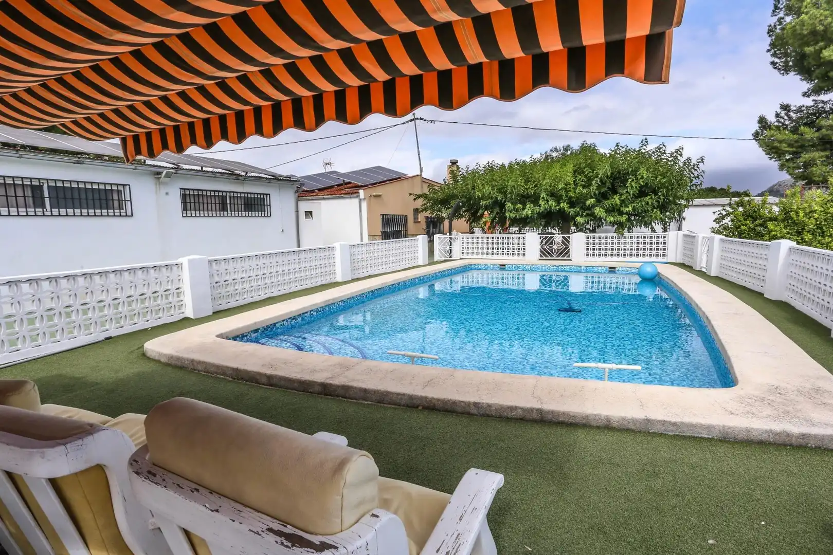 Piscina de Casa o xalet en venda en Elda amb Aire condicionat, Calefacció i Jardí privat