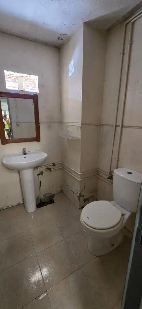 Badezimmer von Fabrikhallen zur Miete in Jerez de la Frontera