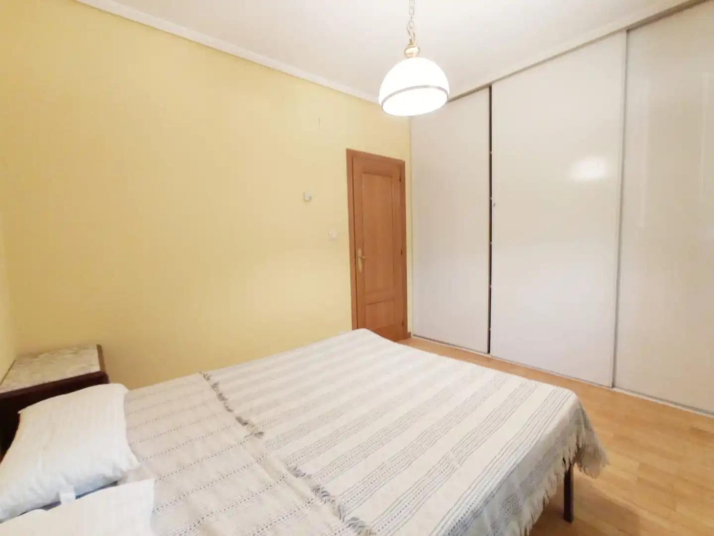 Habitación de Apartamento en venta en Burgos con Calefacción, Parquet y Amueblado