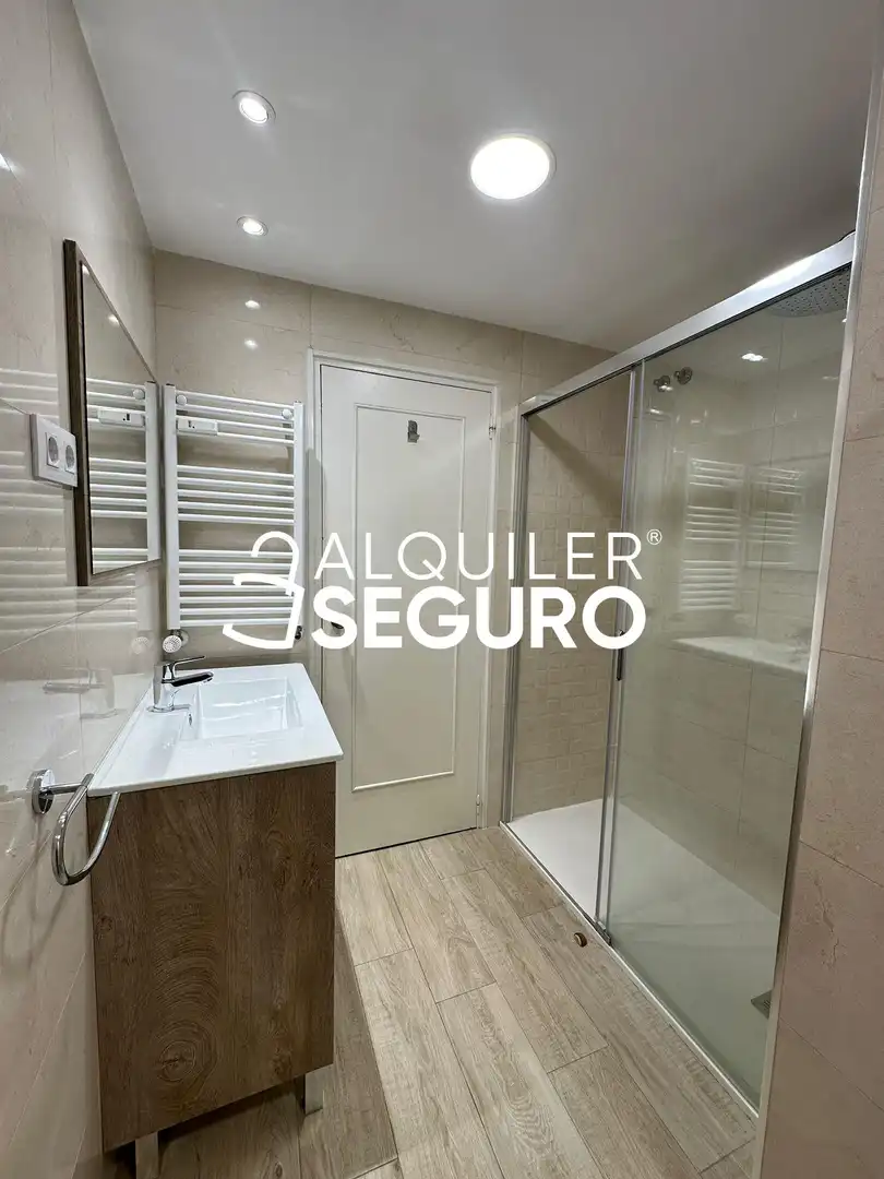 Baño de Piso de alquiler en Madrid con Calefacción y Terraza