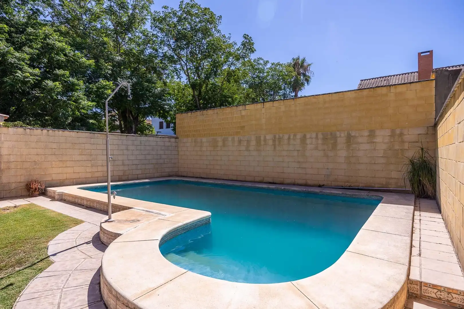 Piscina de Casa adosada en venta en Almensilla con Aire acondicionado, Calefacción y Jardín privado