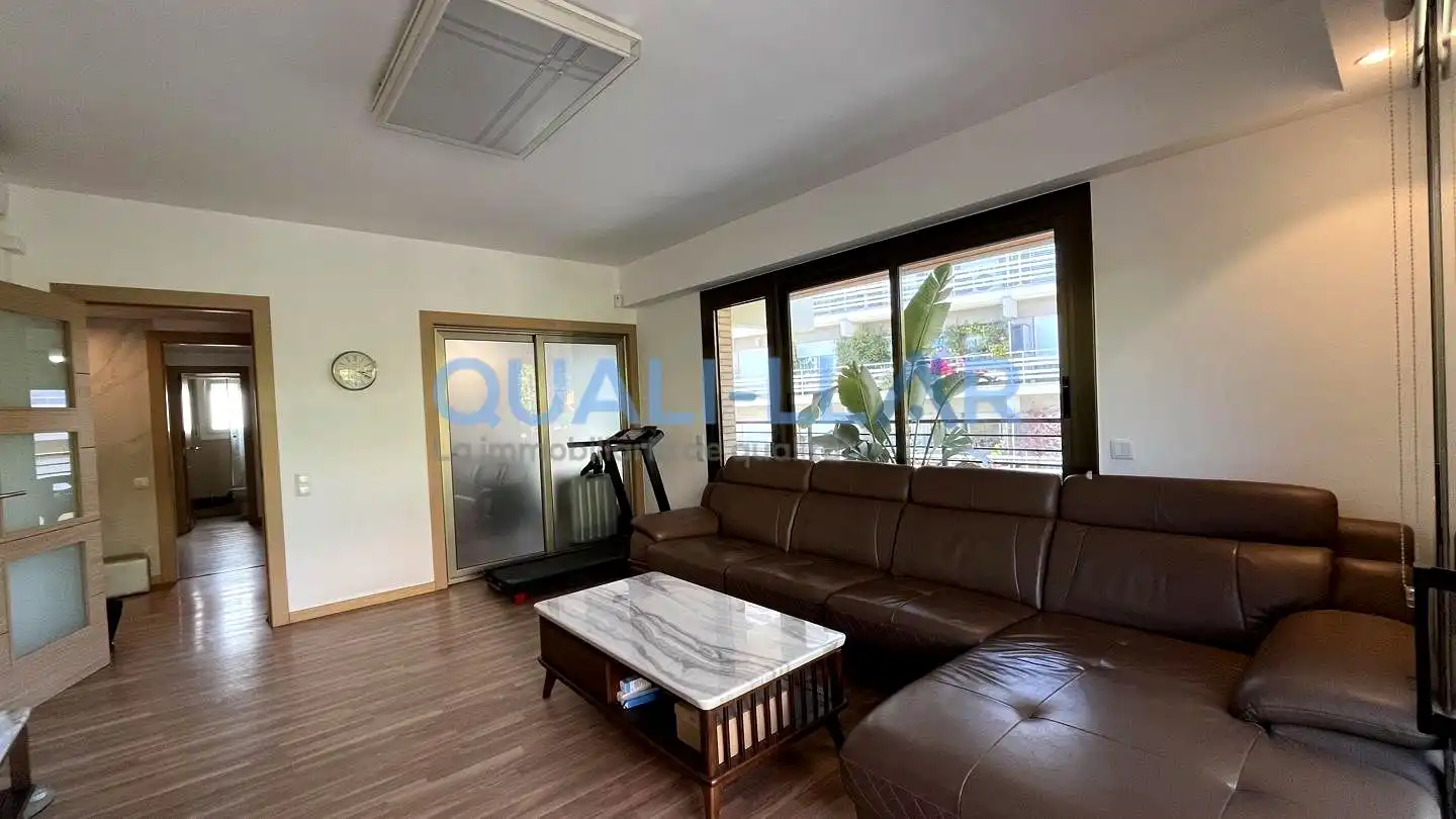Sala d'estar de Pis en venda en Sant Feliu de Llobregat amb Aire condicionat, Jardí privat i Parquet