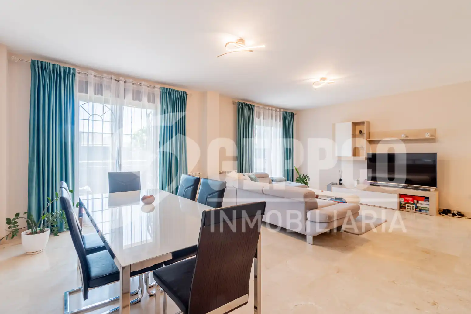 Sala de estar de Casa adosada en venta en Alcalá de Henares con Calefacción, Terraza y Piscina comunitaria