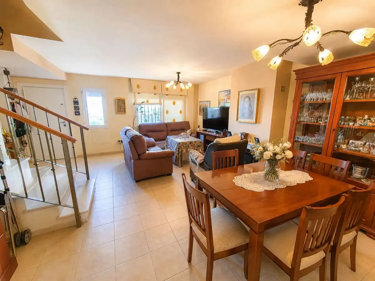 Sala de estar de Casa adosada en venta en Málaga con Aire acondicionado, Calefacción y Terraza