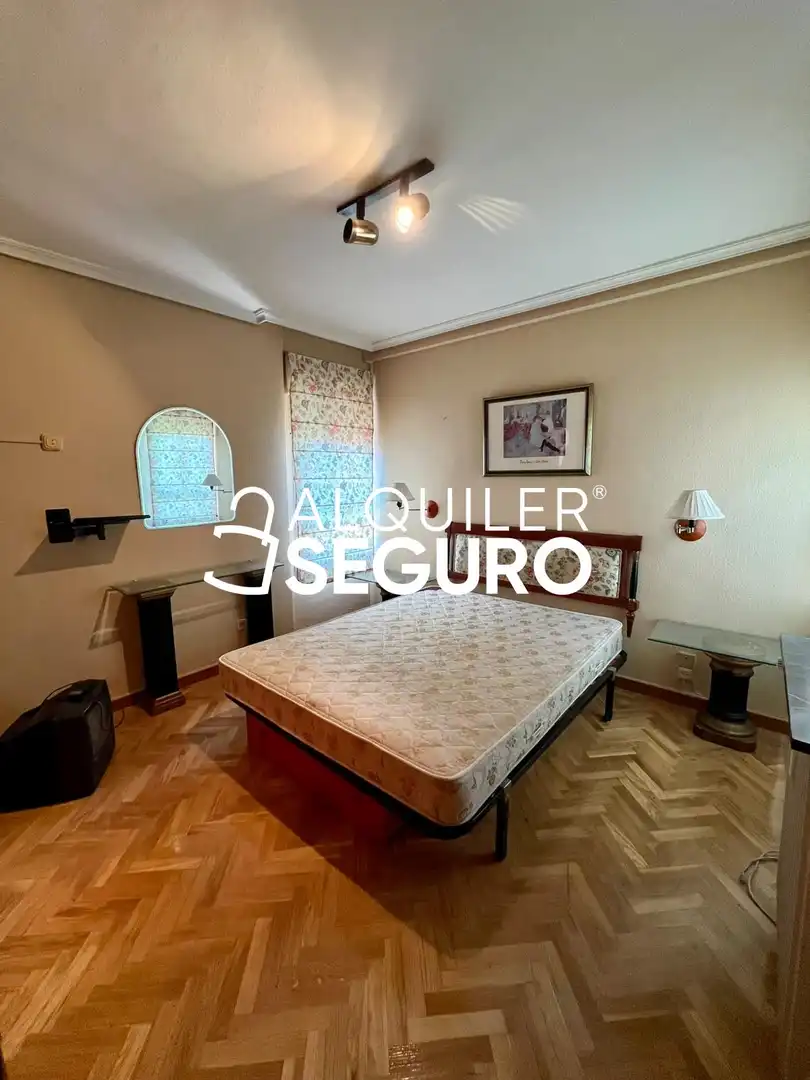 Schlafzimmer von Wohnung zur Miete in Madrid mit Heizung und Möbliert