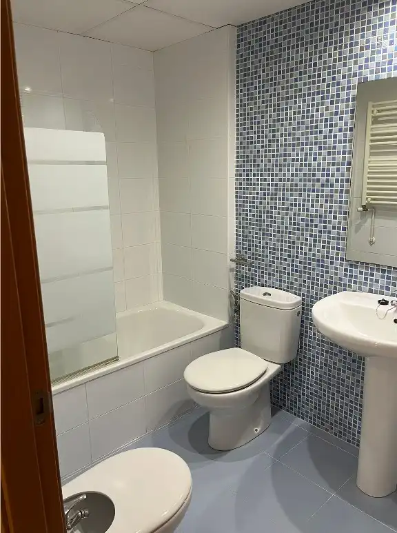 Badezimmer von Einfamilien-Reihenhaus zur Miete in Alcàsser mit Klimaanlage, Heizung und Terrasse