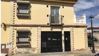 Vista exterior de Casa adosada en venda en Umbrete amb Jardí privat