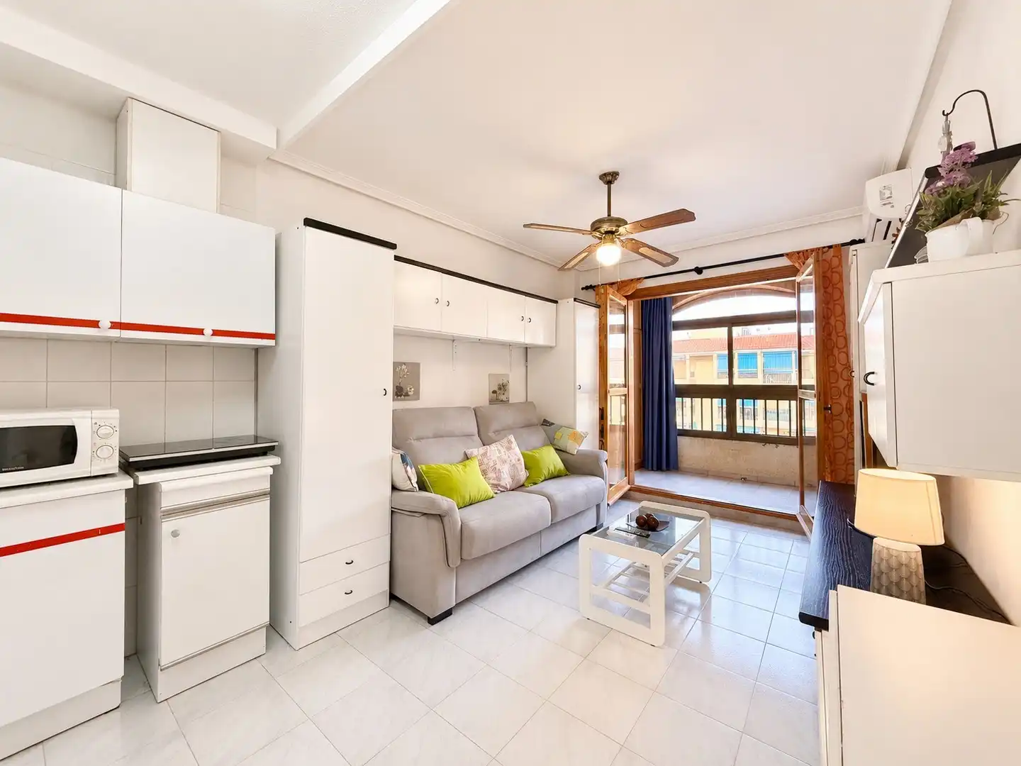 Sala de estar de Estudio de alquiler en Torrevieja con Aire acondicionado, Piscina y Amueblado