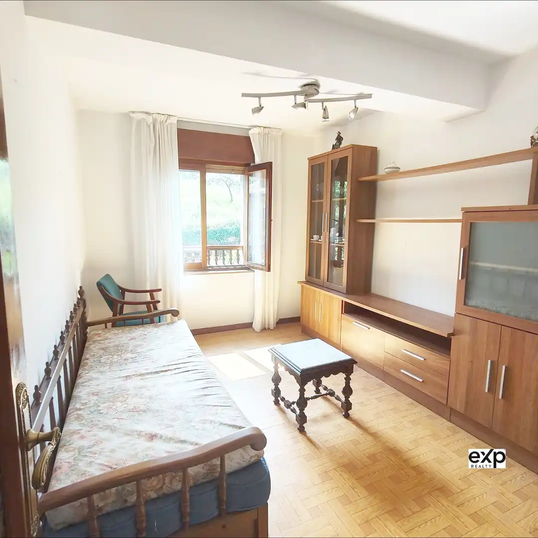 Sala d'estar de Casa adosada en venda en Oviedo  amb Parquet i Moblat
