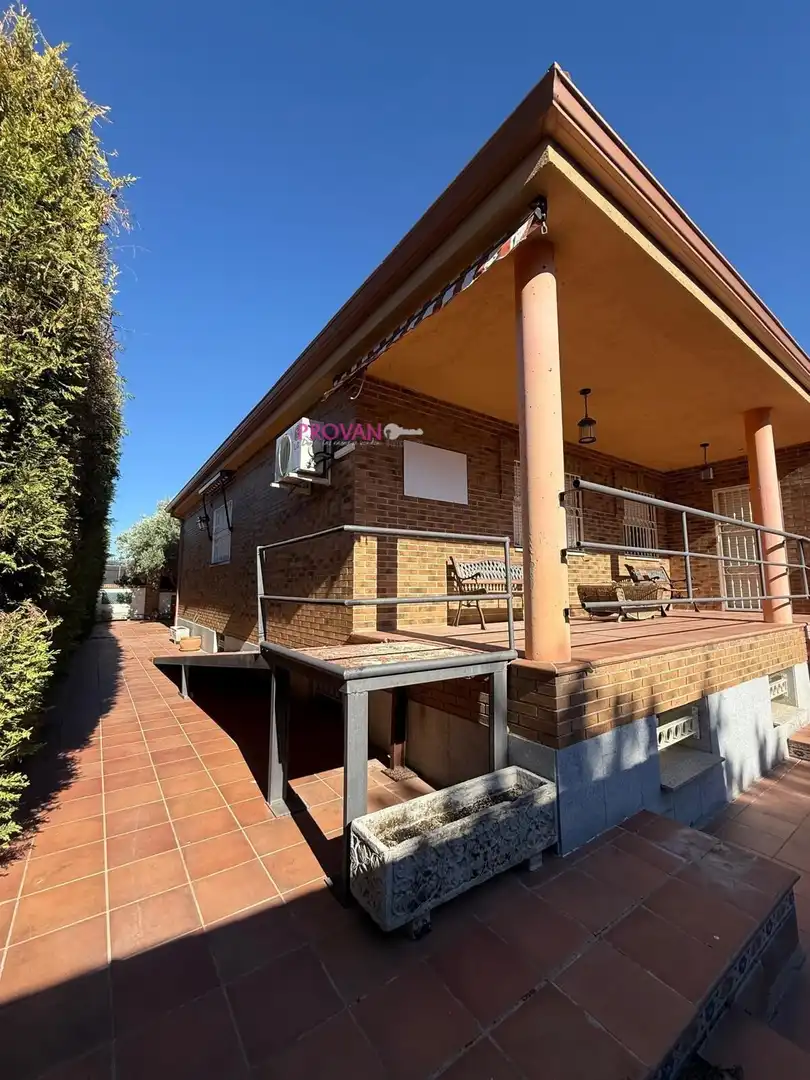 Vista exterior de Casa o chalet en venta en Torres de la Alameda con Aire acondicionado, Calefacción y Terraza