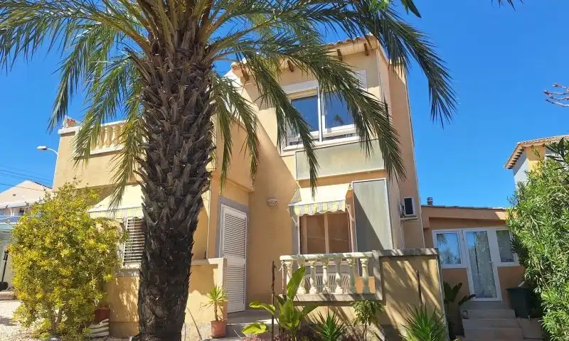 Villa avec piscine à vendre à Calle Calle Málaga