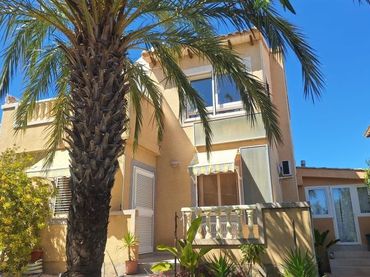 Xalet amb piscina en venda a Calle Calle Málaga