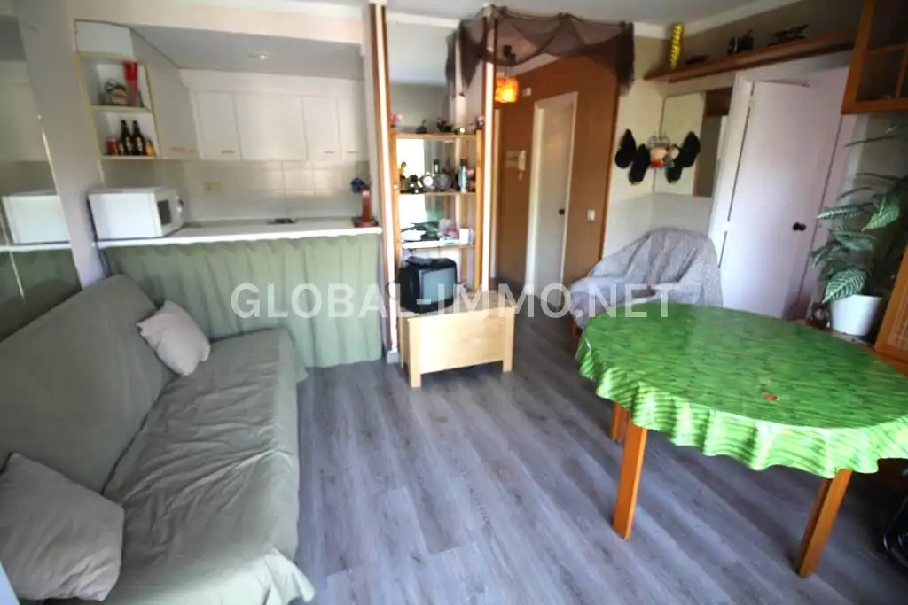 Sala d'estar de Apartament en venda en Roses amb Terrassa i Moblat
