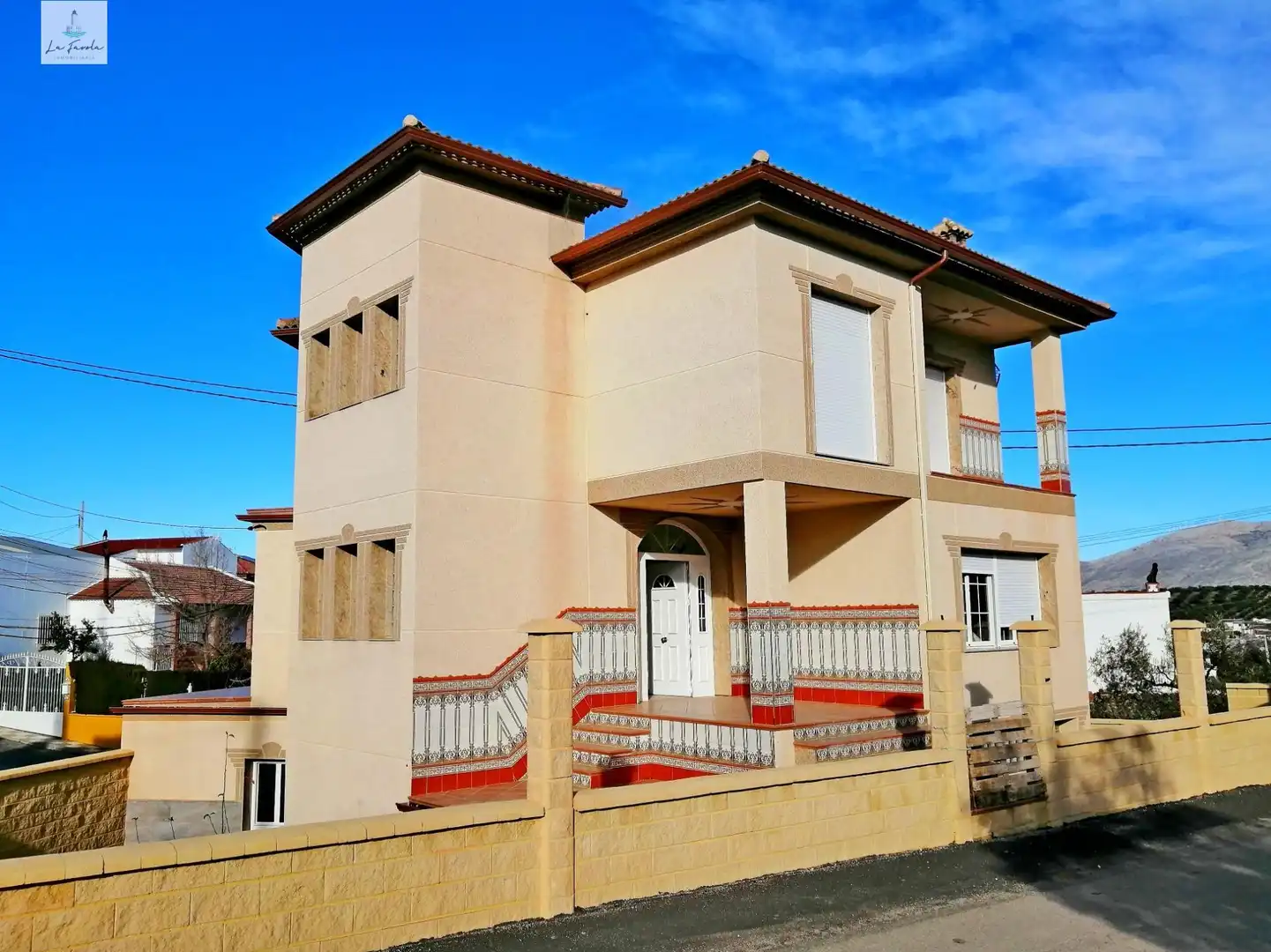 Vista exterior de Casa o xalet en venda en Loja amb Jardí privat, Terrassa i Traster
