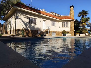 Chalet con piscina en venta en Calle Roncesvalle