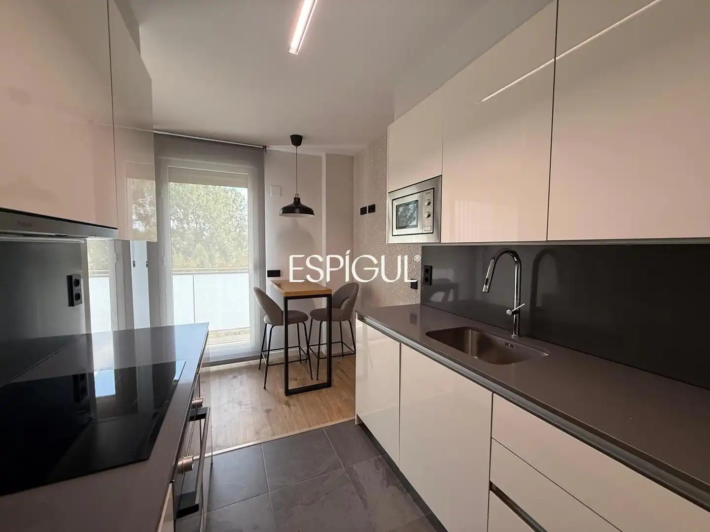 Cuina de Pis de lloguer en Girona amb Aire condicionat, Calefacció i Terrassa