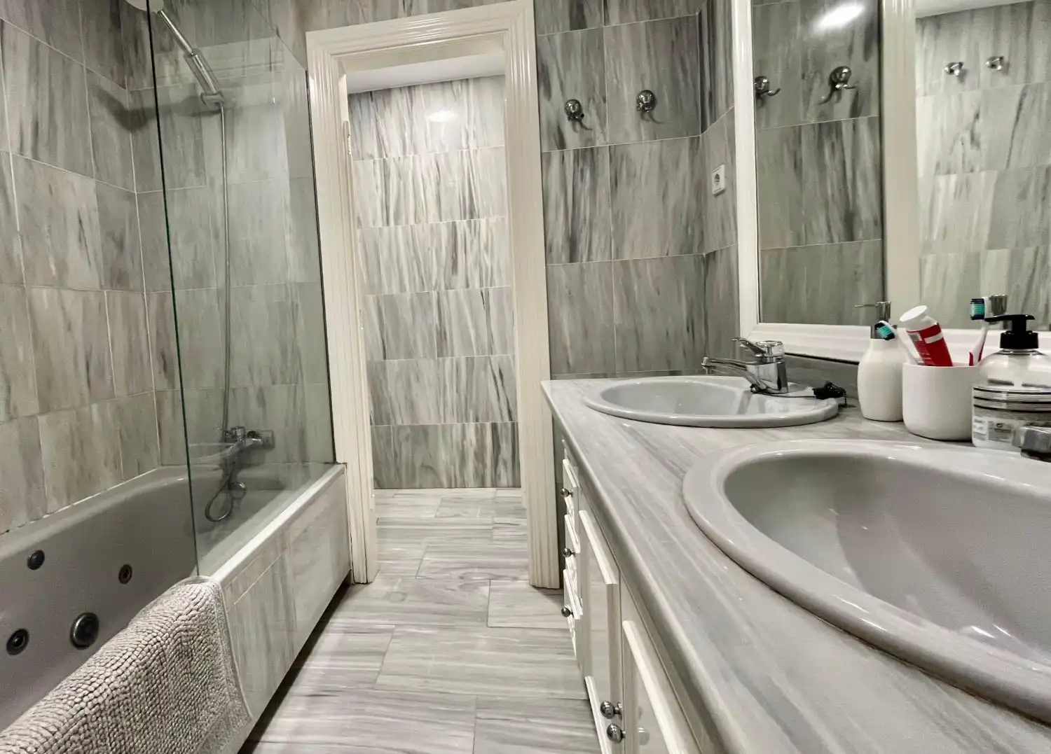Baño de Apartamento de alquiler en Benalmádena con Aire acondicionado, Calefacción y Terraza