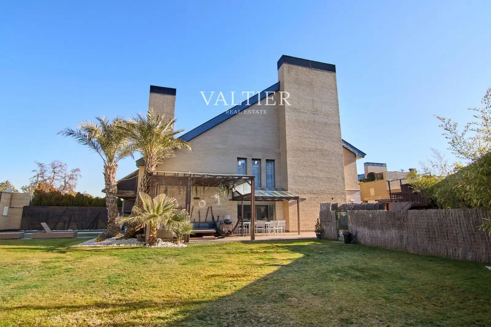 Exterior view of Single-family semi-detached for sale in Pozuelo de Alarcón  with Air Conditioner, Storage room and Swimming Pool