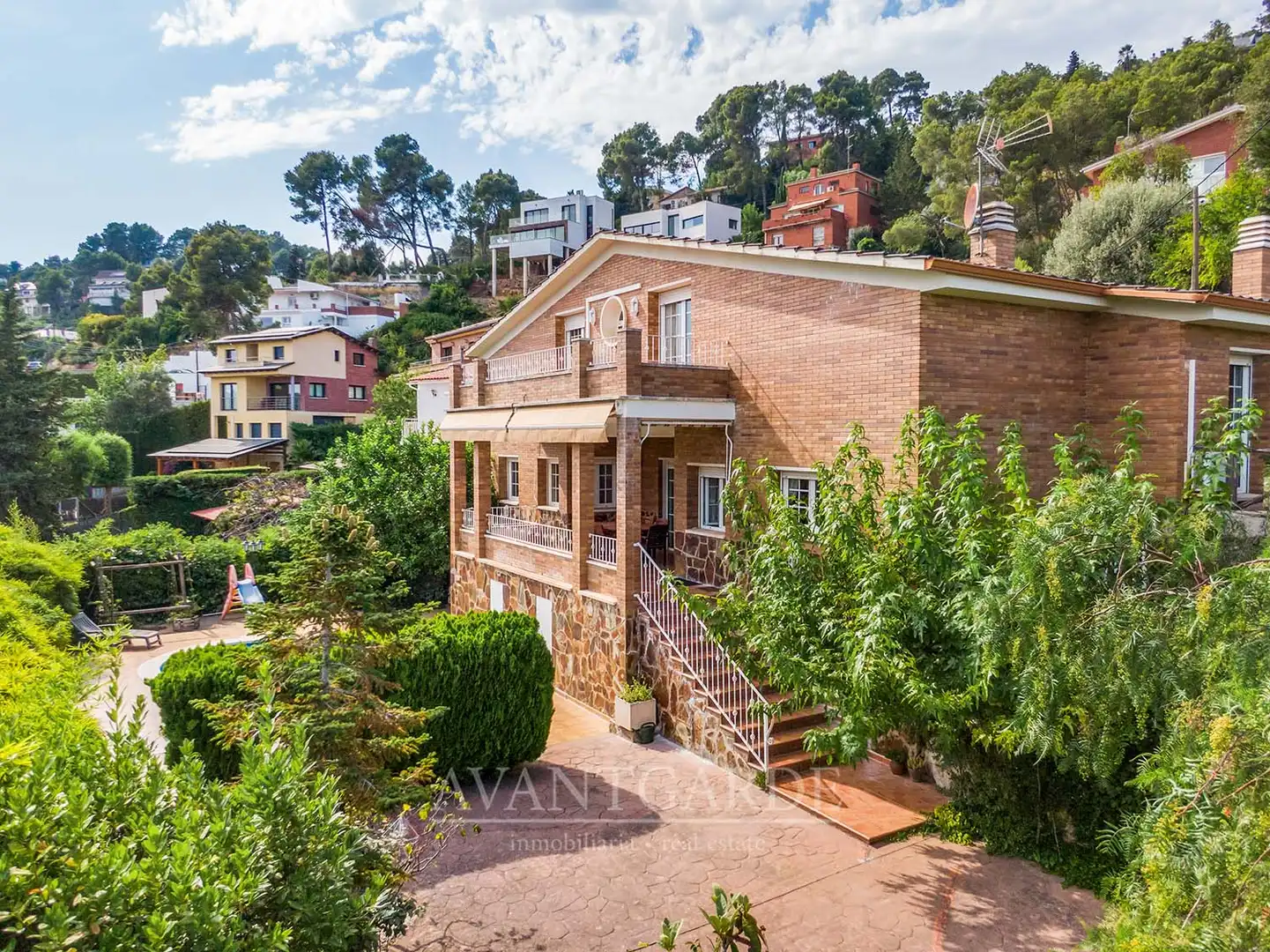 Vista exterior de Casa o xalet en venda en Pallejà amb Aire condicionat, Calefacció i Jardí privat