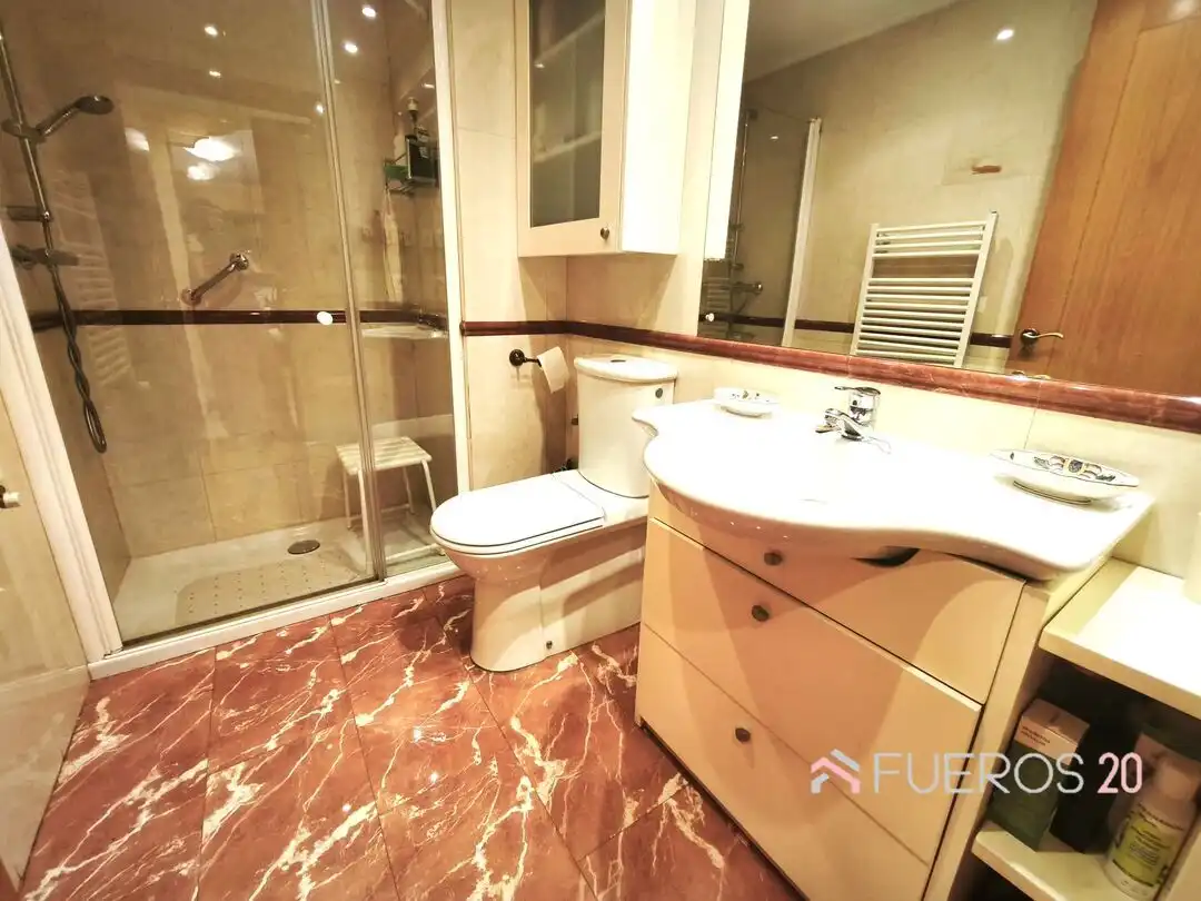 Baño de Piso en venta en Barakaldo  con Calefacción y Amueblado