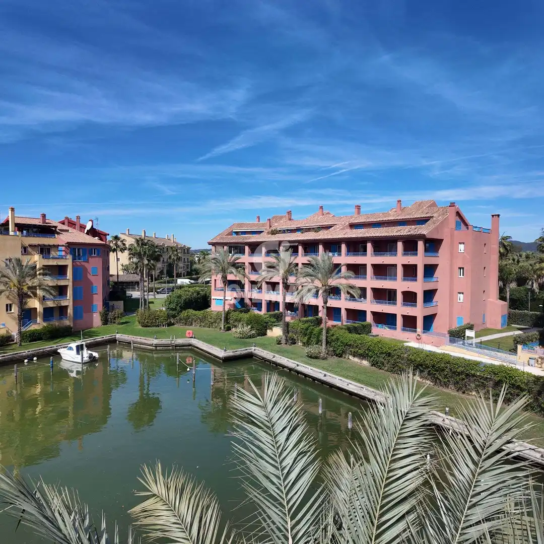 Vista exterior de Dúplex en venta en Sotogrande con Calefacción, Trastero y Piscina
