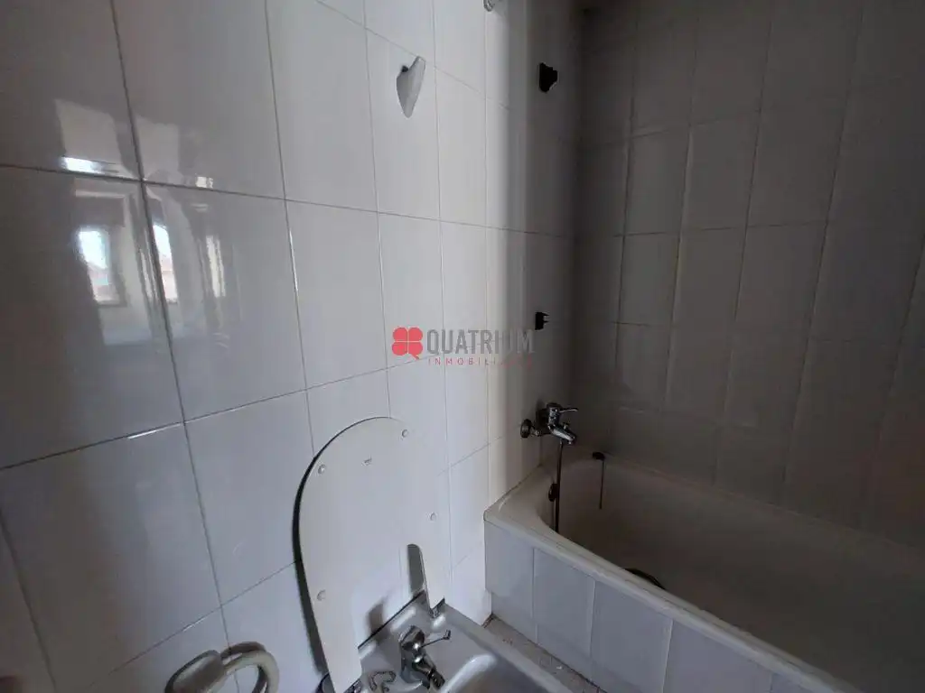 Baño de Piso en venta en Santiago de Compostela  con Calefacción y Trastero