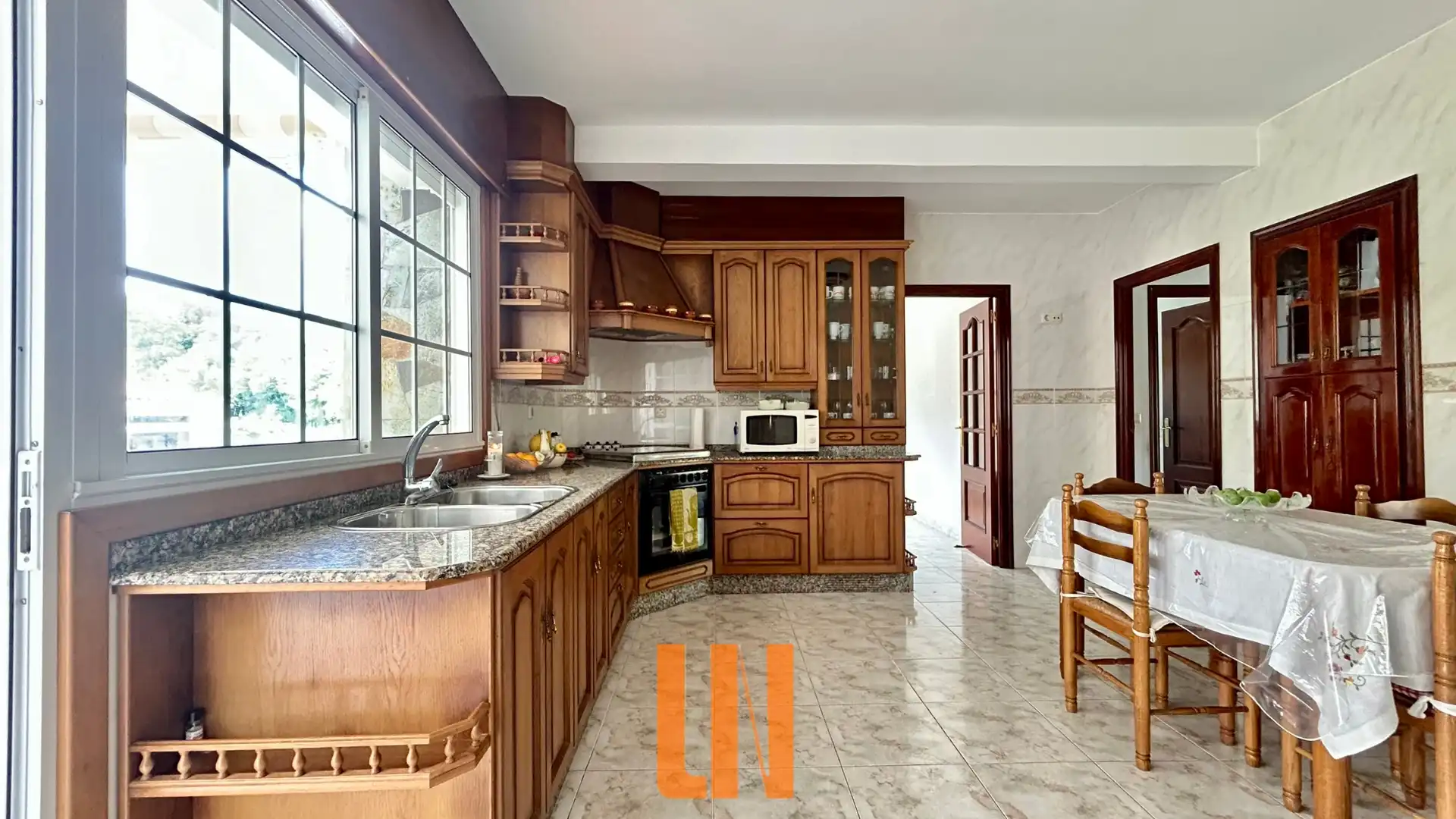 Cocina de Casa o chalet en venta en Oleiros con Calefacción, Jardín privado y Parquet