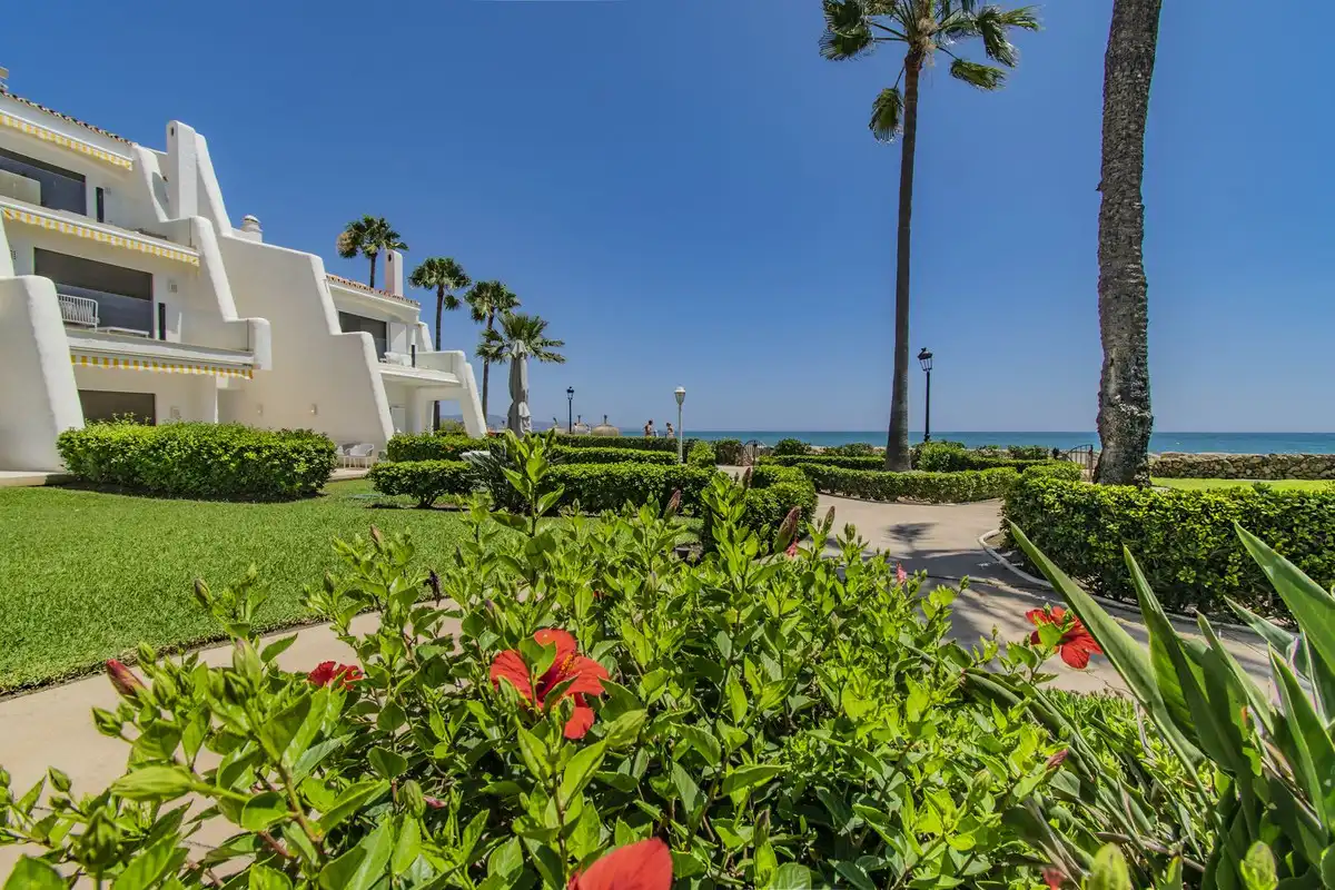 Vista exterior de Casa adosada en venda en Marbella amb Aire condicionat, Jardí privat i Terrassa