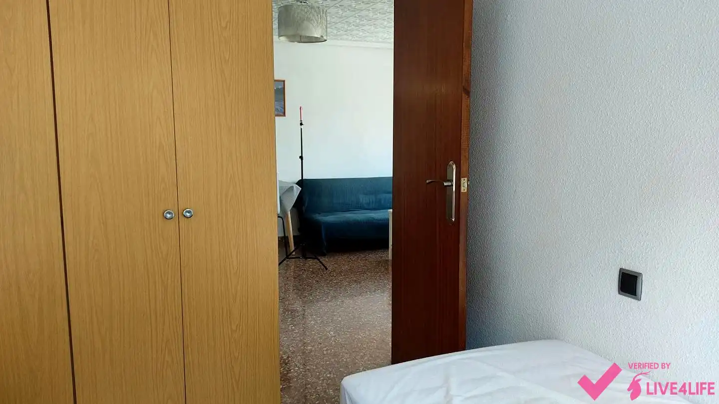 Habitación de Piso de alquiler en Valencia con Aire acondicionado y Amueblado