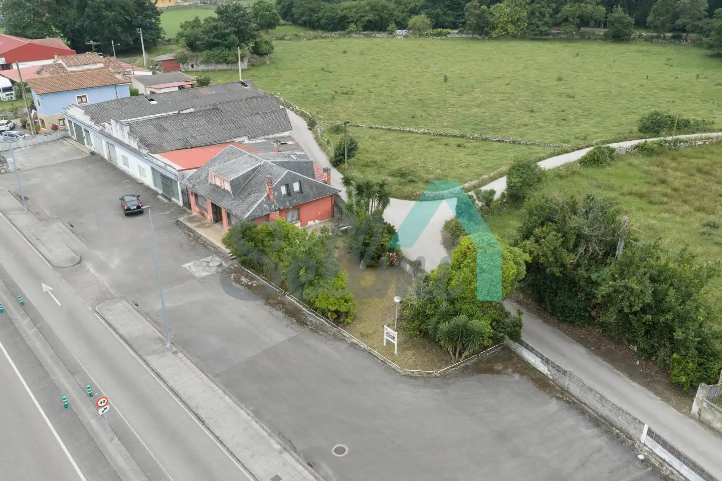 Vista exterior de Casa o xalet en venda en Llanes amb Calefacció, Jardí privat i Terrassa