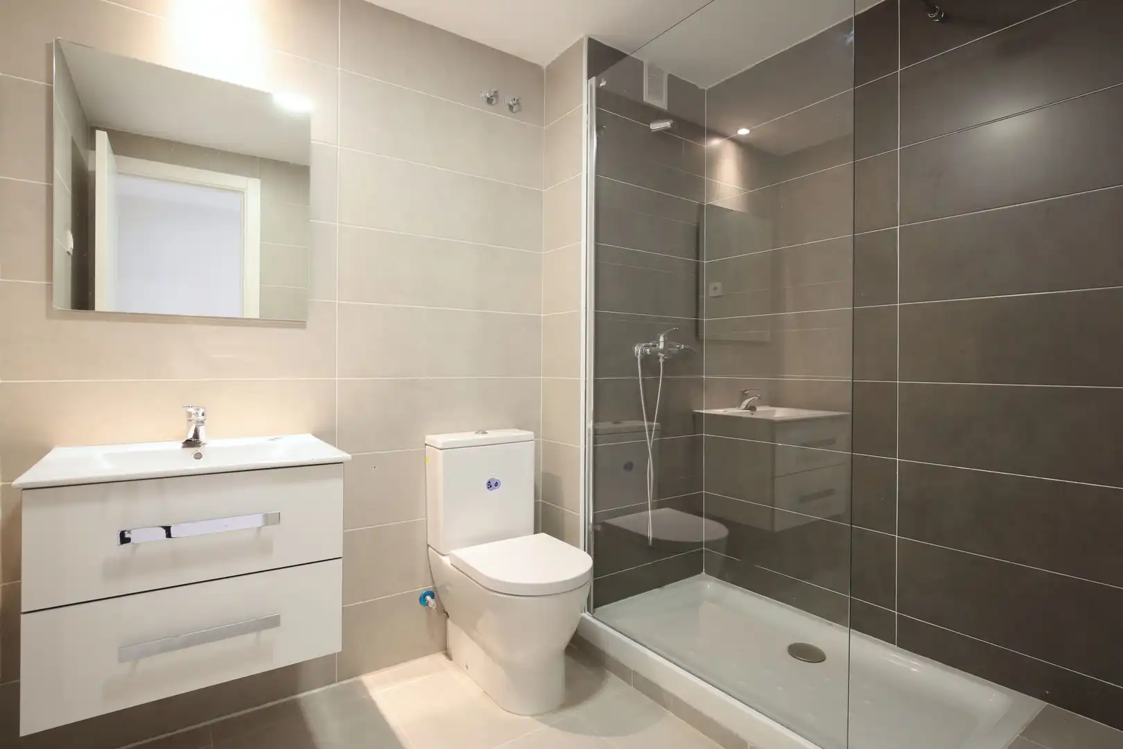 Badezimmer von Wohnungen zur Miete in Madrid mit Heizung, Terrasse und Ofen