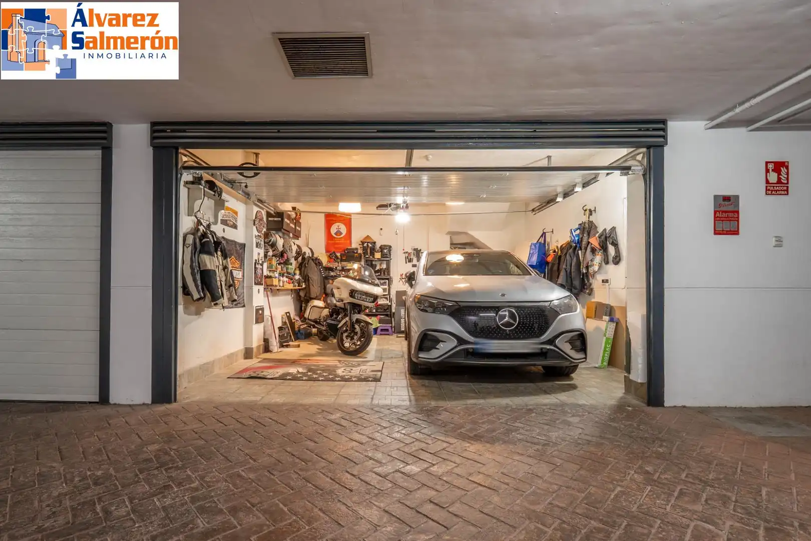 Parking de Casa adosada en venta en Granada con Aire acondicionado y Terraza