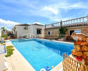 Piscina de Casa o xalet en venda en Chiclana de la Frontera amb Aire condicionat, Jardí privat i Terrassa