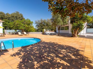Casa con piscina en venta en Nucli Urbà