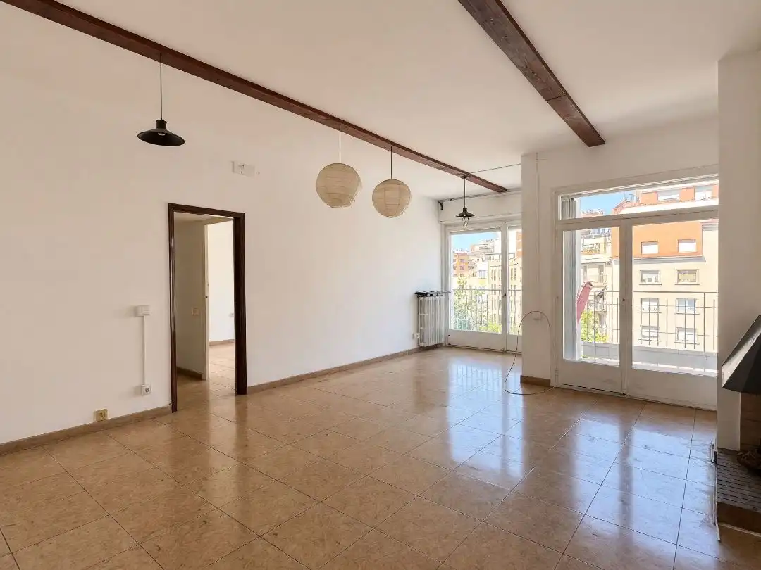 Sala de estar de Piso en venta en  Barcelona Capital con Balcón