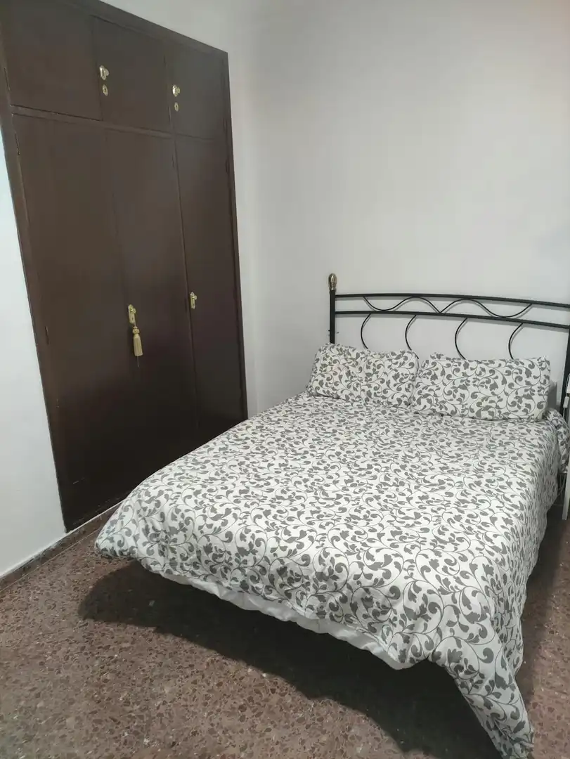 Bedroom of Flat for share in  Sevilla Capital  with Air Conditioner, Heating and Furnished
