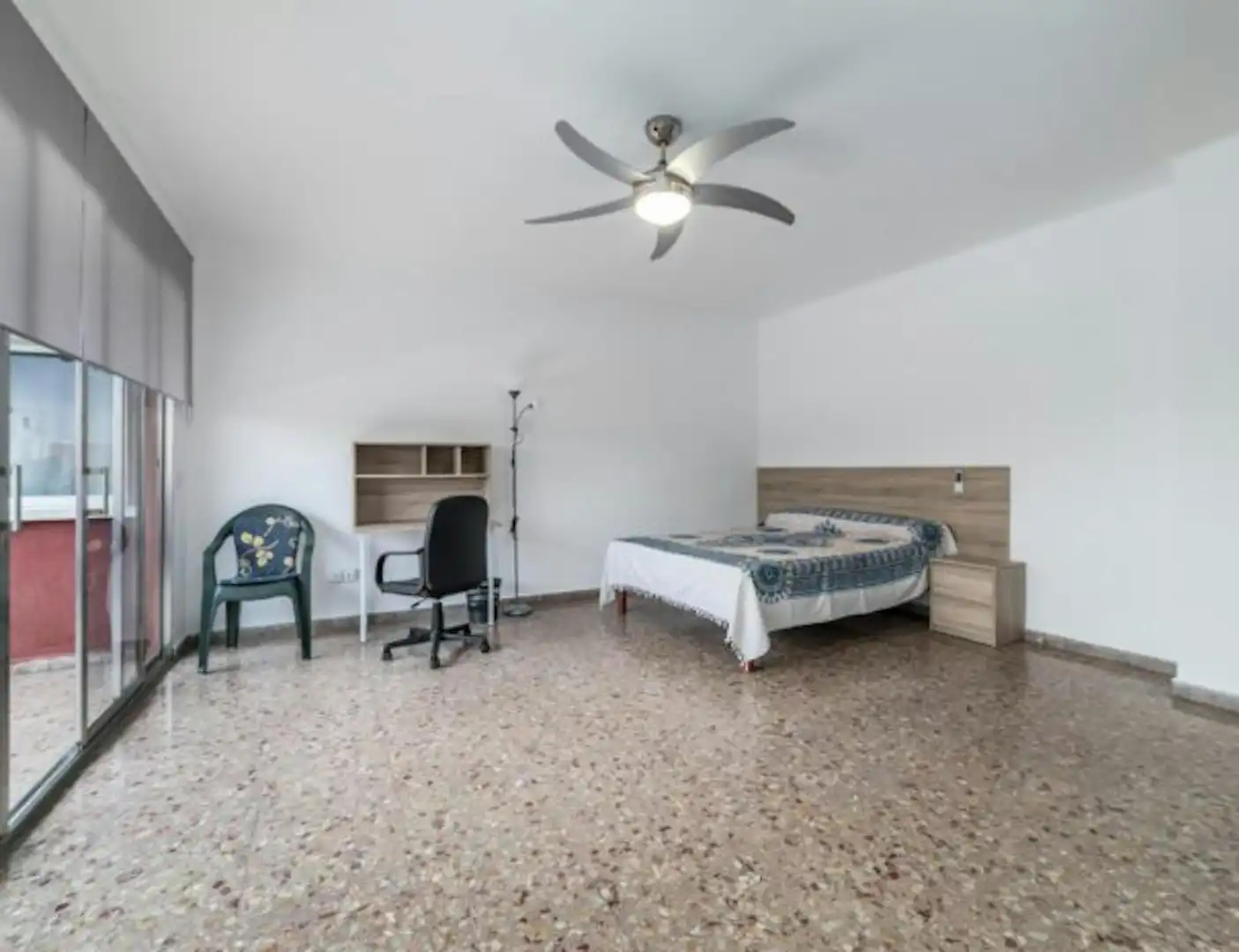 Bedroom of Flat for share in Valencia  with Washing machine and Internet
