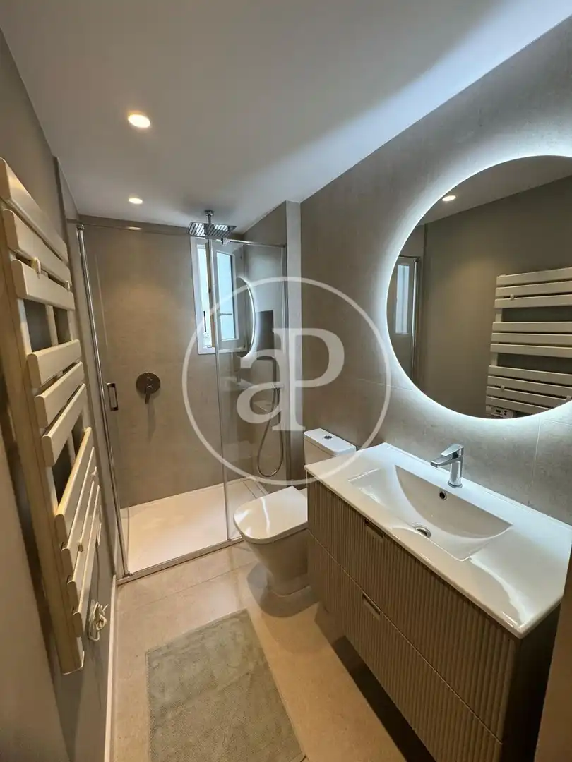 Bathroom of Flat for rent in Valencia  with Air Conditioner, Heating and Furnished