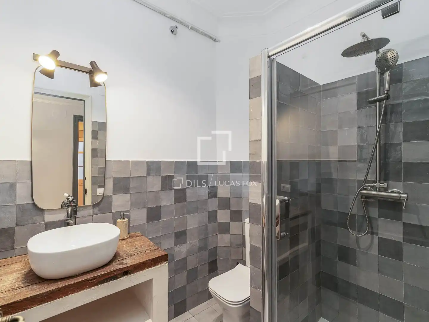 Bathroom of Flat for sale in Barcelona  with Air Conditioner, Terrace and Furnished