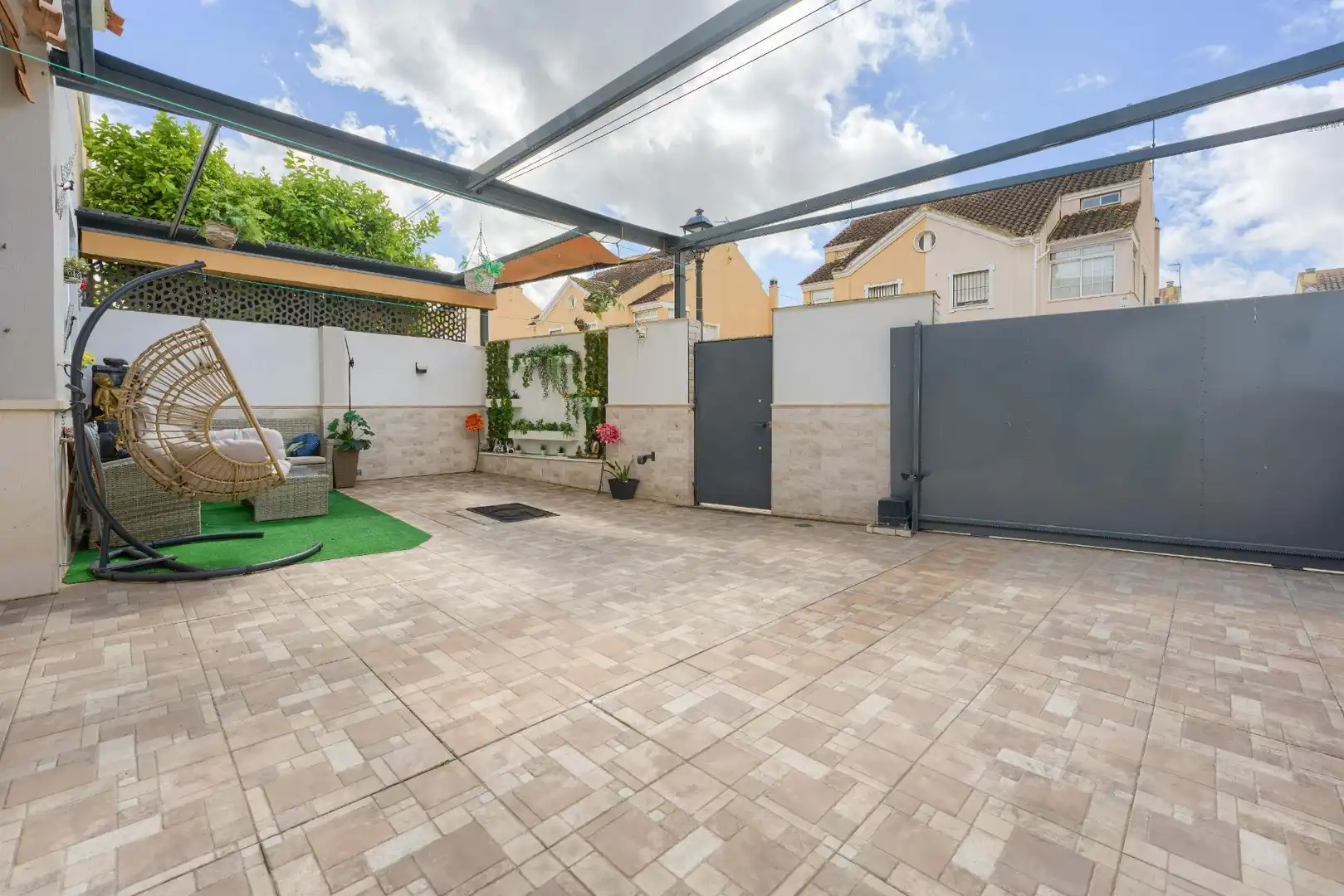 Terrasse von Einfamilien-Reihenhaus zum Verkauf in Espartinas mit Klimaanlage, Heizung und Parkett