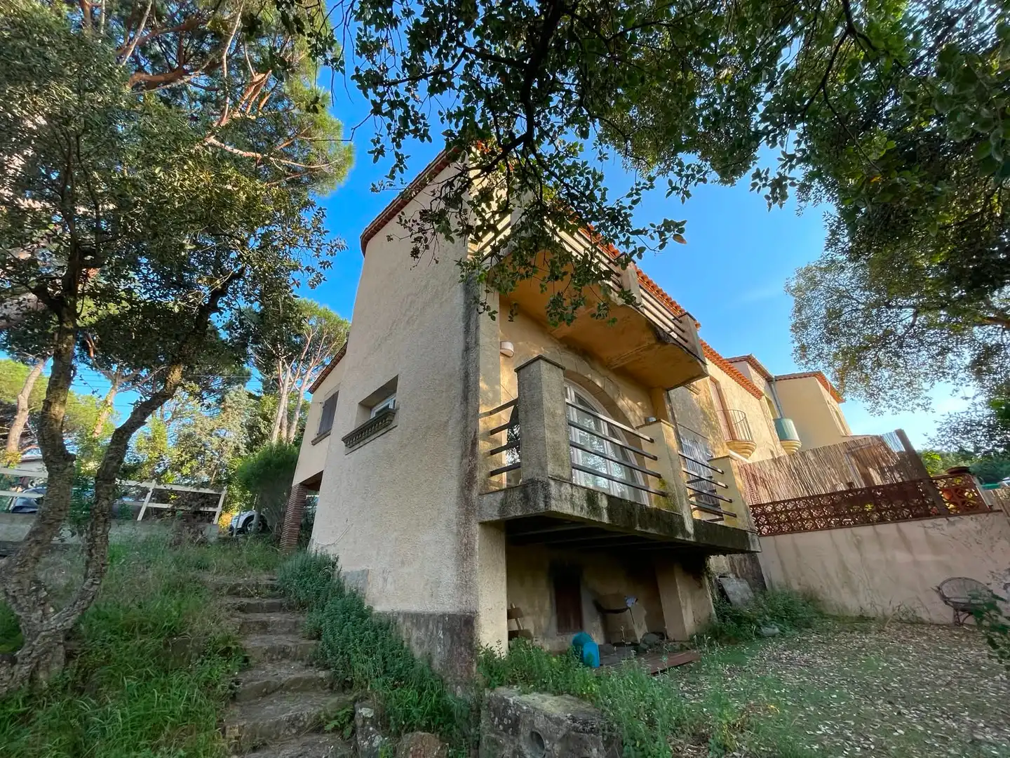 Außenansicht von Einfamilien-Reihenhaus zum Verkauf in Santa Cristina d'Aro mit Heizung, Privatgarten und Terrasse