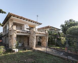 Vista exterior de Casa o xalet en venda en Vilanova i la Geltrú amb Jardí privat, Terrassa i Traster